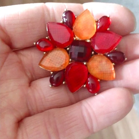 LC LAUREN CONRAD VINTAGE SHADES OF RED ORANGE RESIN GOLD-TONE FLORAL 1.8"BROOCH - Picture 4 of 8